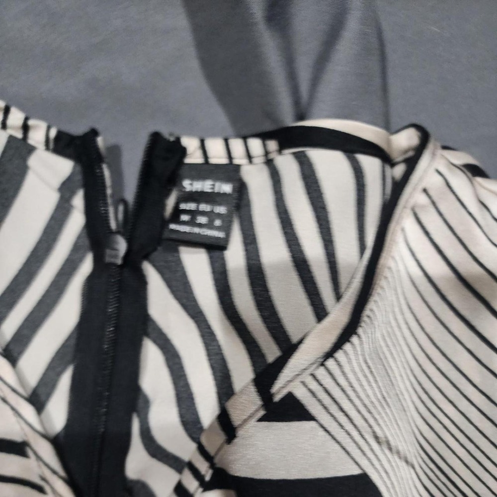 Black and white geometric design dress - Picture 3 of 5